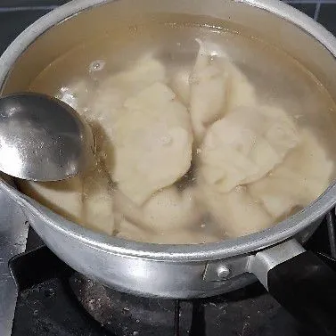 Masak air hingga mendidih kemudian rebus pangsit hingga matang, angkat tiriskan.