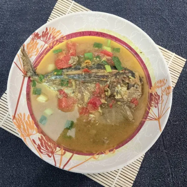 Sajikan ikan kuah kuning santan pedas dengan sepiring nasi putih.