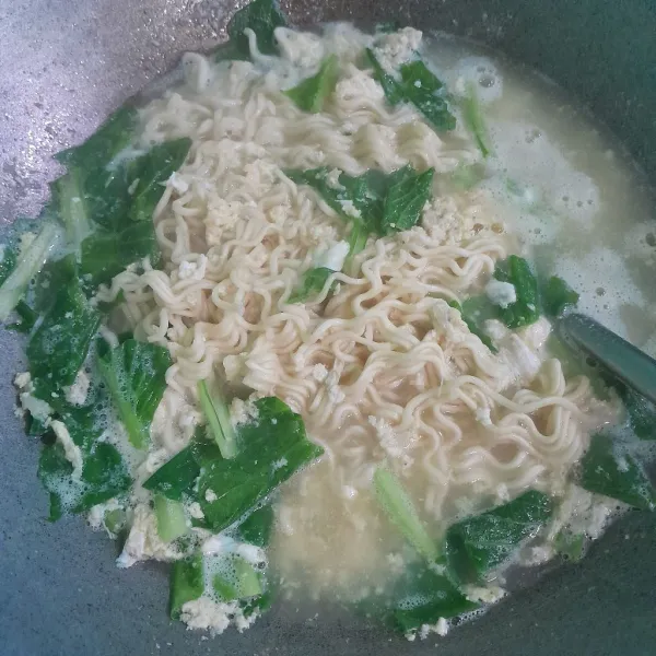 Masukan mie dan sayur sawi.