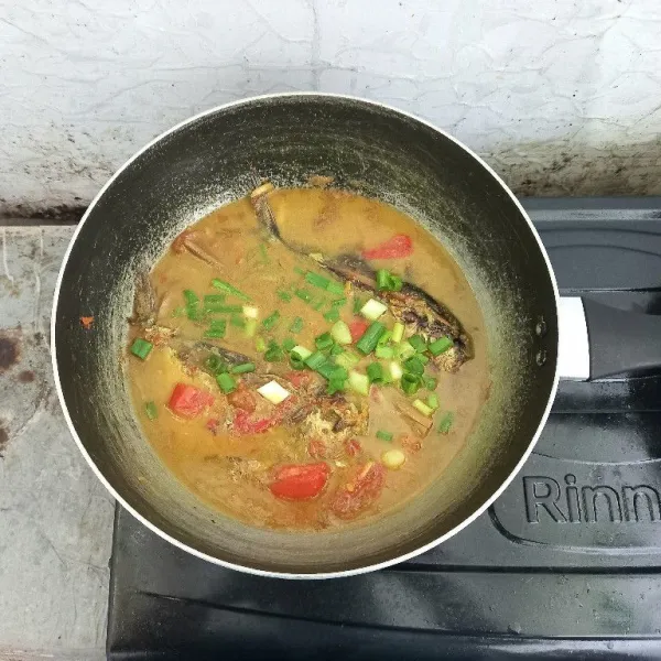 Tambahkan irisan daun bawang supaya terlihat cantik dan wangi. Masak sebentar, lalu angkat.