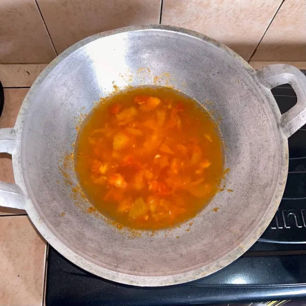 Masukkan tomat tumis sambil ditekan-tekan supaya tomat hancur lalu masukkan air.