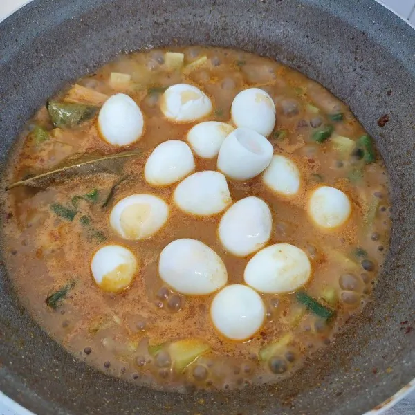 Masukkan telur puyuh rebus, aduk rata.