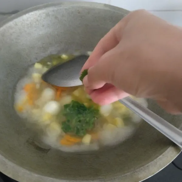 Masukkan seledri, aduk rata sampai seledri layu dan wangi, kemudian angkat dan sajikan.