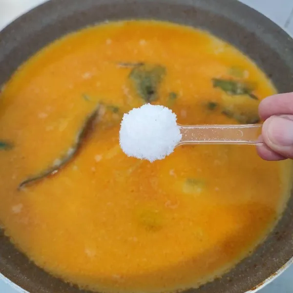 Kemudian bumbui dengan garam, gula dan lada bubuk. Koreksi rasa dan masak sampai bumbu meresap. Sajikan.