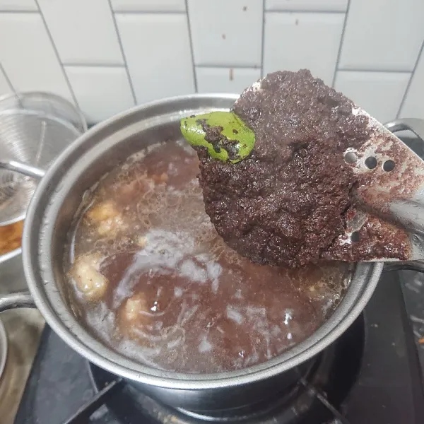 Jika sudah mendidih Masukkan bumbu. Tambahkan ketumbar bubuk, lada bubuk, garam dan gula. Koreksi rasa. Masak hingga daging empuk.