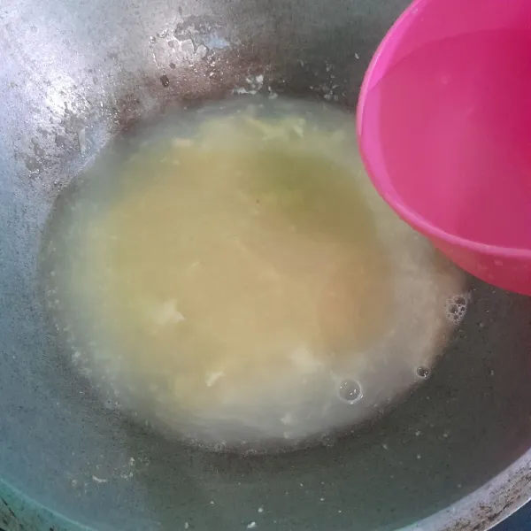 Masukan air lalu masak sampai mendidih.