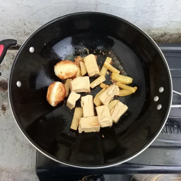 Masukkan tahu, kentang dan telur yang telah digoreng, lalu aduk sebentar.