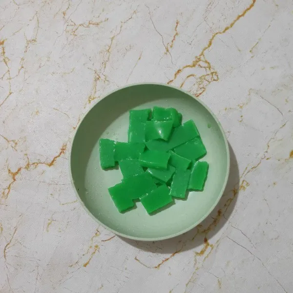Masukkan jelly pandan kedalam mangkuk saji.
