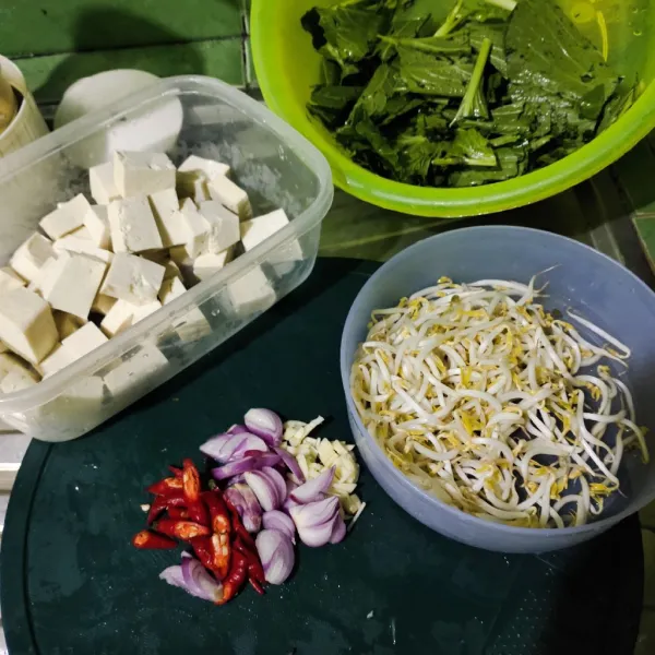 Siapkan semua bahan, potong tahu menjadi kotak kecil, Iris bawang merah, bawang putih, cabe,  siangi sesim, dan tauge kemudian cuci.