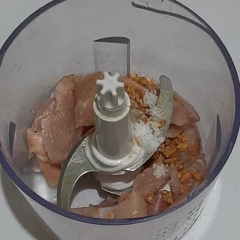 Cincang kasar ayam bersama bawang putih, lada, garam dan kaldu bubuk setelah tercampur rata masukkan tapioka aduk rata.