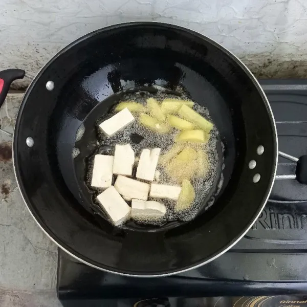 Goreng tahu dan kentang sampai agak kecokelatan.