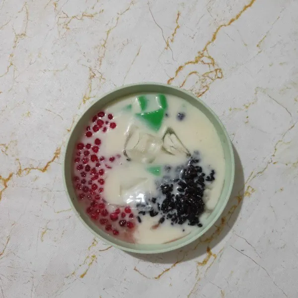 Tambahkan es batu dan susu kedelai, aduk sebelum dinikmati, siap disajikan.