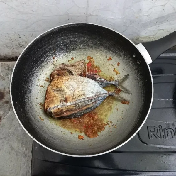 Masukkan ikan asap sambil diaduk bersama dengan bumbu.