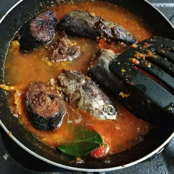 Tambahkan air. Masak sampai air mendidih.