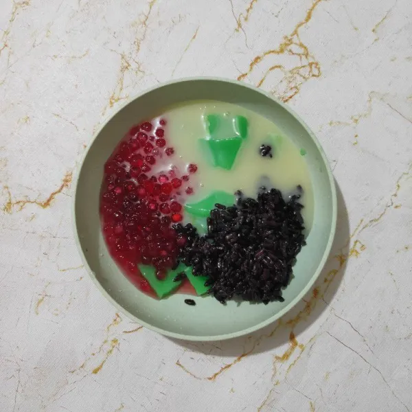 Tambahkan sagu mutiara, tape ketan hitam dan krimer kental manis.