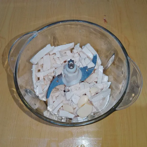 Chopper halus tahu putih dan bawang putih.