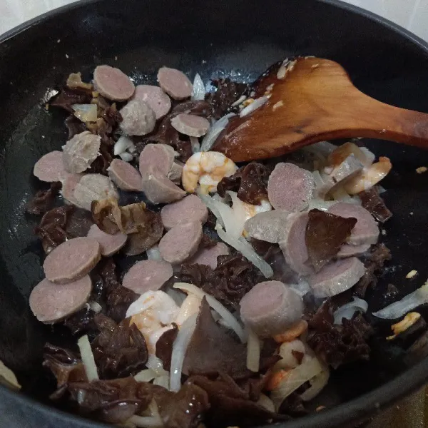 Tambahkan udang, aduk rata, tumis sampai udang berubah warna. Kemudian masukkan jamur kuping dan bakso, aduk rata. Bumbui garam dan gula pasir.
