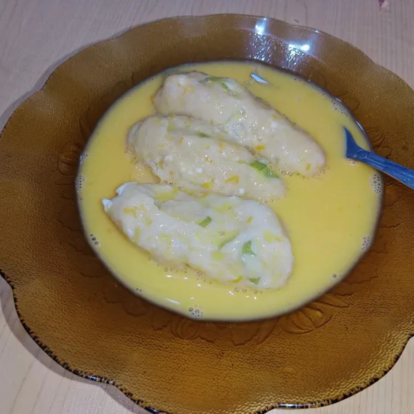 Setelah adonan dingin pecahkan 1 butir telur ayam lalu baluri adonan dengan telur ayam.