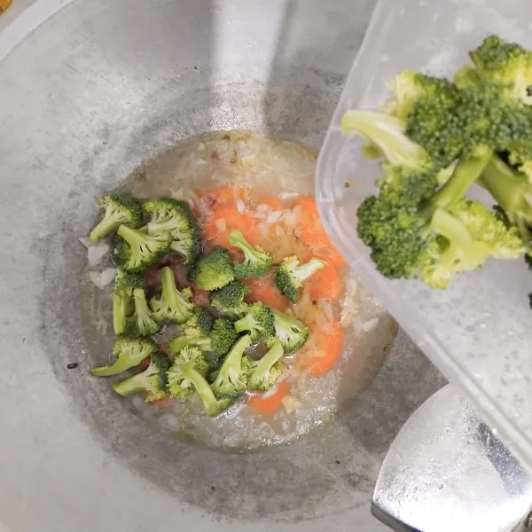 Masukkan brokoli.