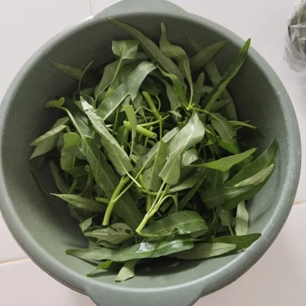 Potong-potong kangkung dan cuci bersih.