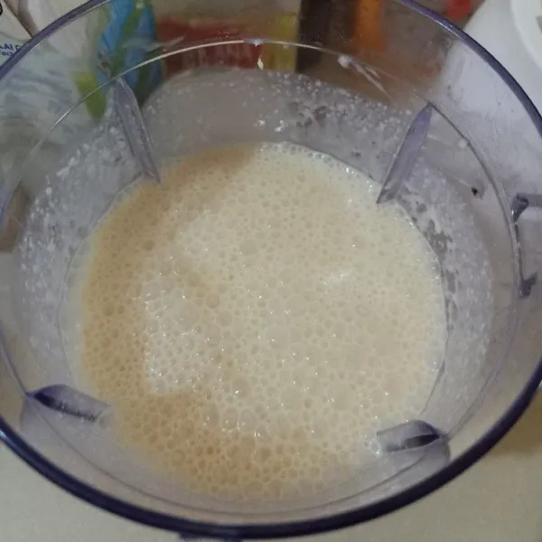 Selanjutnya blender halus susu evaporasi, susu cair, keju cheddar parut, susu kental manis dan mayones.