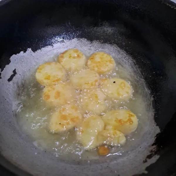 Taburi tofu dengan maizena lalu goreng sampai berkulit angkat tiriskan.