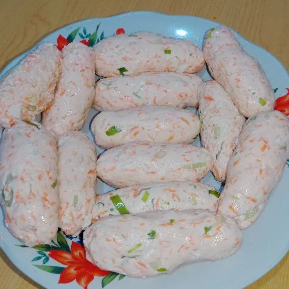 Olesi tangan dengan minyak goreng lalu bulat-bulatkan adonan.