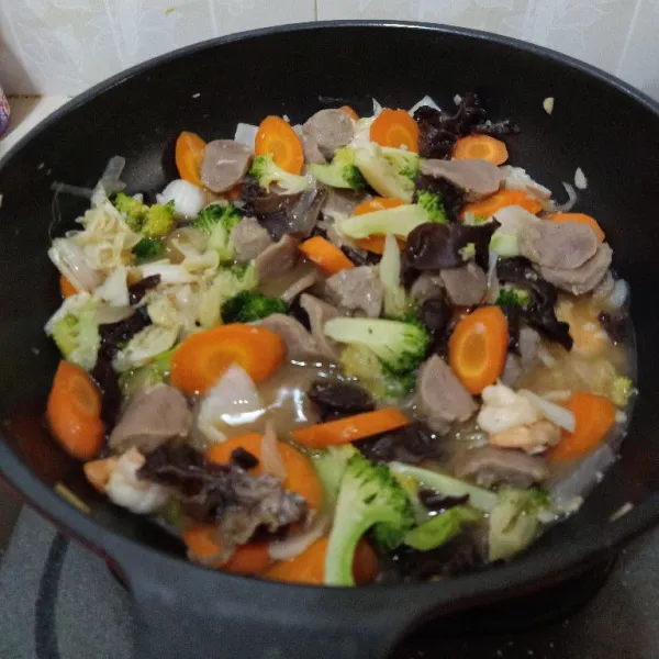 Terakhir koreksi rasa, matikan api. Tuang capcay dalam piring saji dan beri taburan bawang putih goreng.