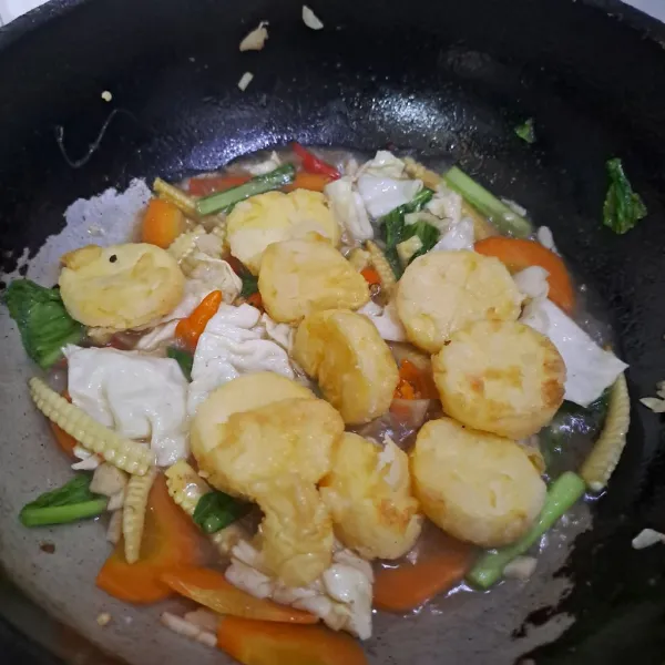 Masukkan tofu yang telah di goreng campur rata angkat sajikan.