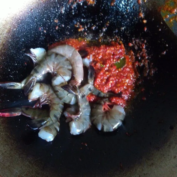 Masukkan udang, bumbui garam, kaldu bubuk dan gula pasir, aduk rata dan masak sampai udang berubah warna. Koreksi rasa sampai pas.