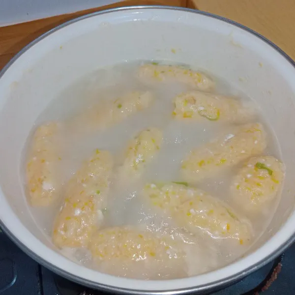 Didihkan air bersih lalu tambahkan 2 sdm minyak goreng lalu rebus adonan selama 15 menit. Kemudian angkat dan dinginkan.