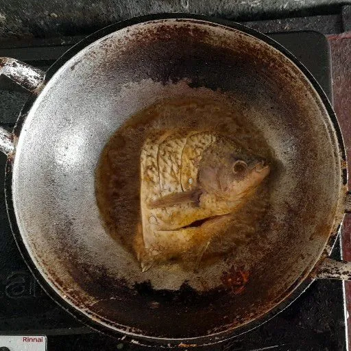 Goreng ikan gurami dengan minyak.