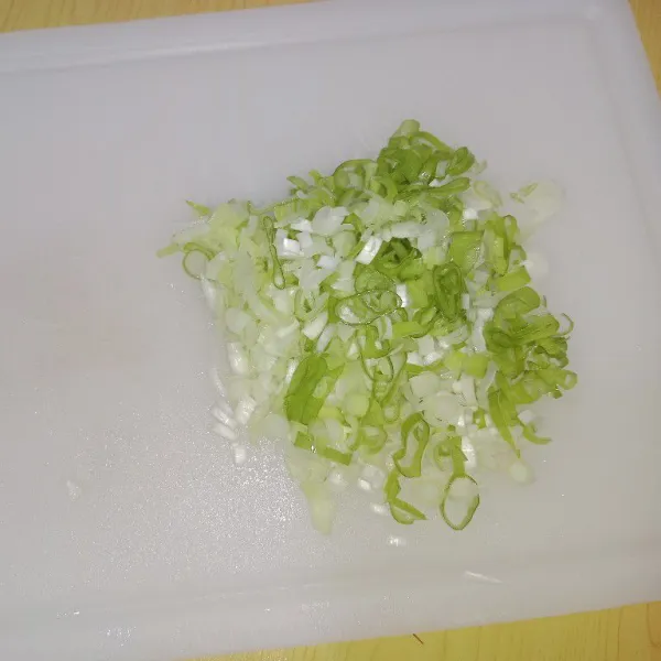 Diiris tipis daun bawang.