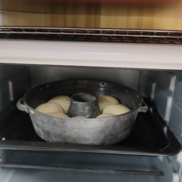 Oles permukaan roti dengan susu cair lalu oven dengan suhu 180° hingga matang, setelah matang oles permuyroti dengan margarin lalu sajikan.