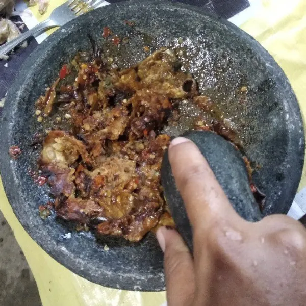 Tambahkan tempe semanggit goreng dan haluskan.