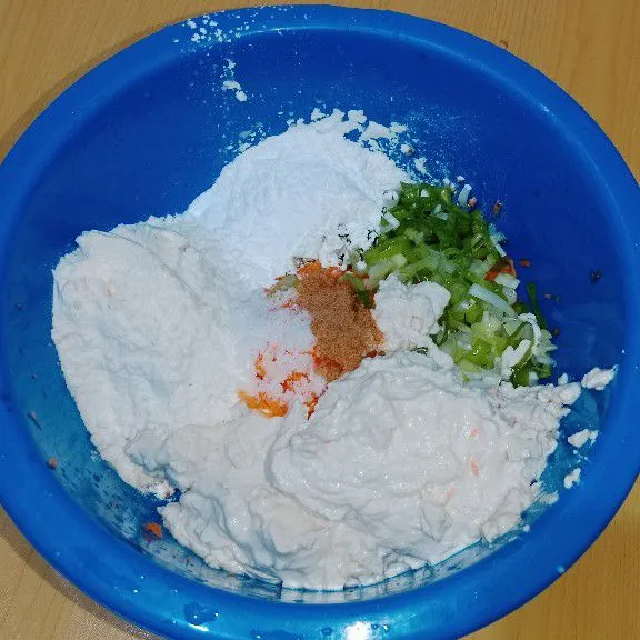 Camprkan semua bahan yaitu wortel, daun bawang, tahu giling, tepung serbaguna, tepung terigu, tepung tapioka, garam dan penyedap rasa.