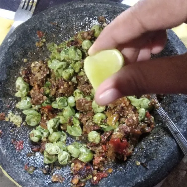 Aduk sambal merata kemudian kucuri dengan air jeruk nipis. Siap disajikan.