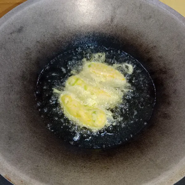 Panaskan minyak goreng lalu goreng hingga matang. Sempol tahu siap disajikan.