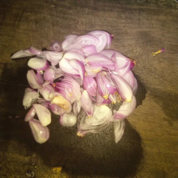 Iris tipis 5 siung bawang merah.