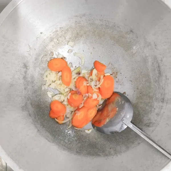 Masukkan wortel, lalu aduk sebentar.
