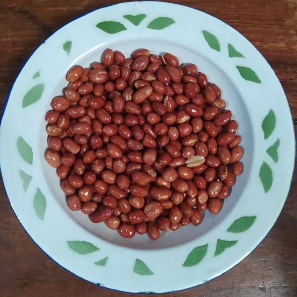 Goreng kacang tanah sampai matang.