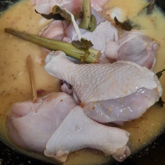 Ungkep ayam dengan bumbu halus dan bumbu aromatik, beri air tunggu hingga ayam empuk, angkat ayam, sishkan.