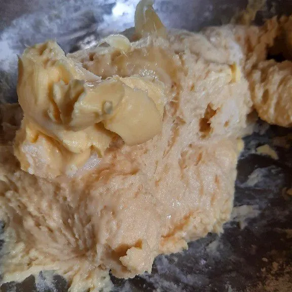 Beri butter, SP dan garam, ulen sampai kalis, bulatkan lalu diamkan 30-45 menit.