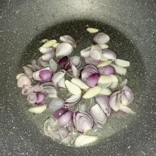 Tumis bawang merah dan bawang putih sampai harum dan layu.
