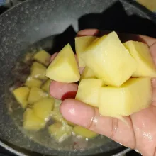 Tuang air dan masukkan potongan kentang.