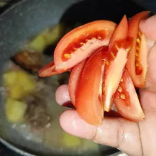 Kemudian tambahkan irisan tomat.