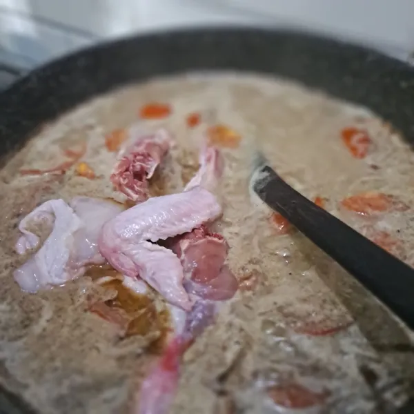 Masukan ayam yang telah di cuci bersih masak sampai ayam empuk dan bumbu meresap.