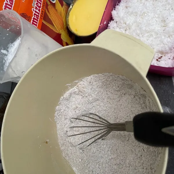 Campurkan tepung beras, maizena, susu, dan garam. Aduk hingga rata. Kemudian masukan kuning telur. Aduk lagi hingga menyatu.