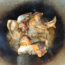 Goreng ikan tongkol sampai matang, angkat dan tiriskan.