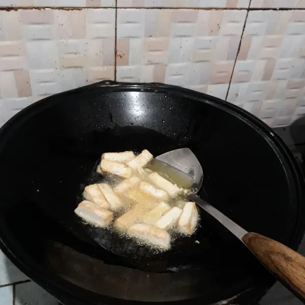 Goreng tahu hingga matang.